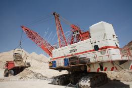 Image du Maroc Professionnelle de  Extraction du phosphate à la mine de Khouribga du Groupe OCP de L'Office chérifien des phosphates. Le Groupe OCP : Société anonyme fondée en 1920 et domiciliée au Maroc. Groupe OCP est le leader mondial des exportations des phosphates et produits dérivés, Mercredi 19 Septembre 2007. (Photo / Abdeljalil Bounhar) 